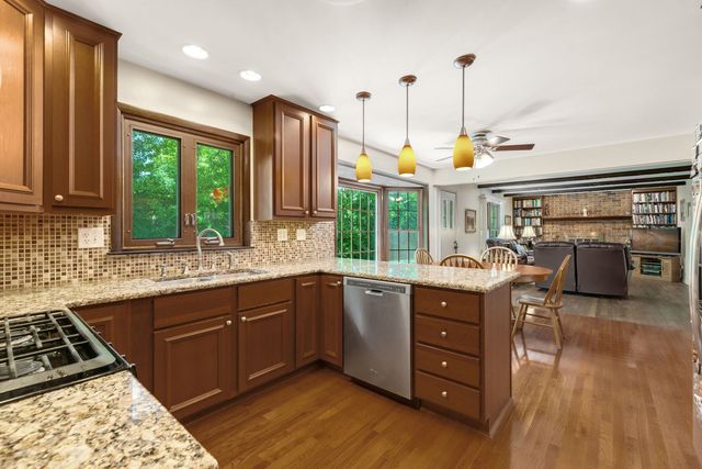 65 Regent Drive, Oak Brook, IL 60523