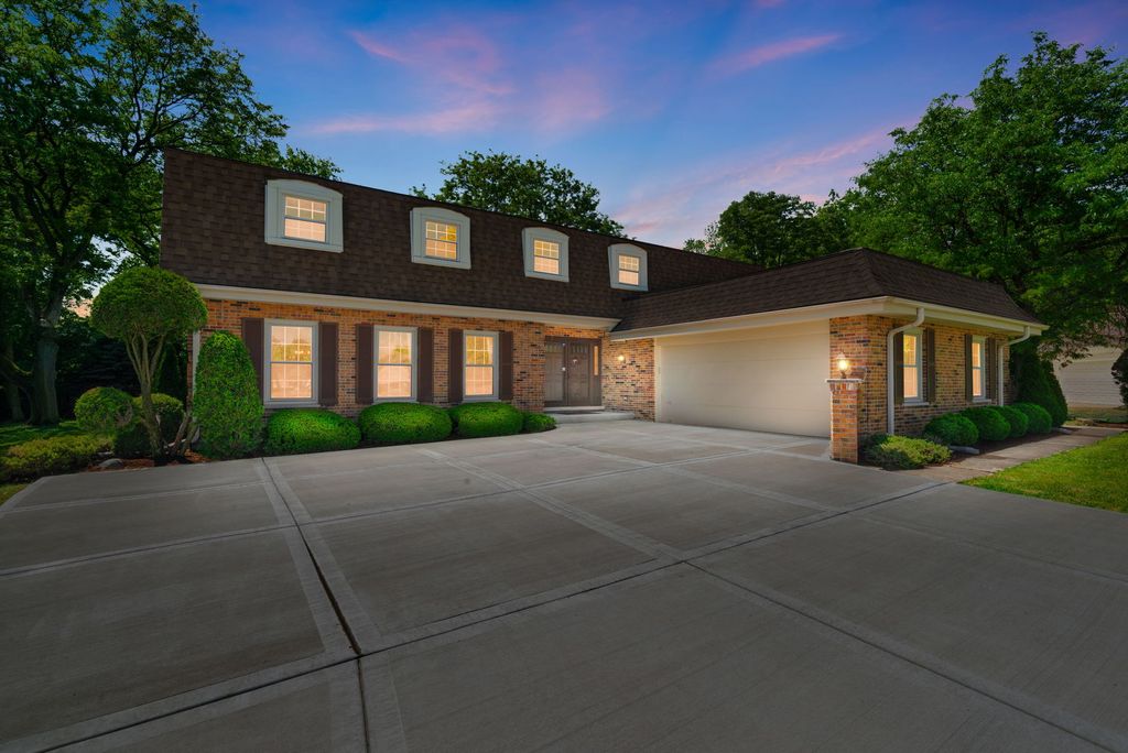 65 Regent Drive, Oak Brook, IL 60523