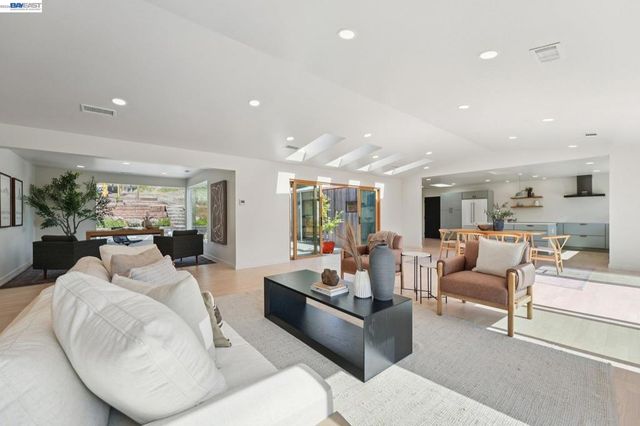 257 Orchard Rd, Orinda, CA 94563