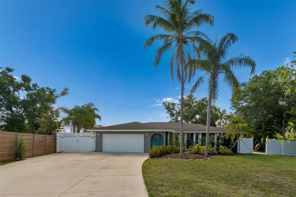 Image 2 of property listing at 4323 PINE MEADOW TERRACE, Sarasota, FL 34233