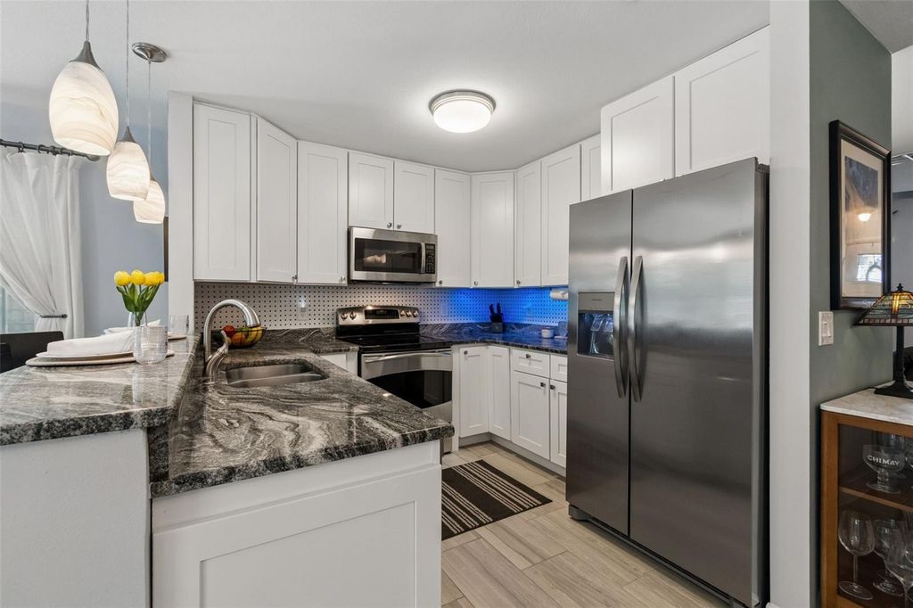 Image 13 of property listing at 4323 PINE MEADOW TERRACE, Sarasota, FL 34233