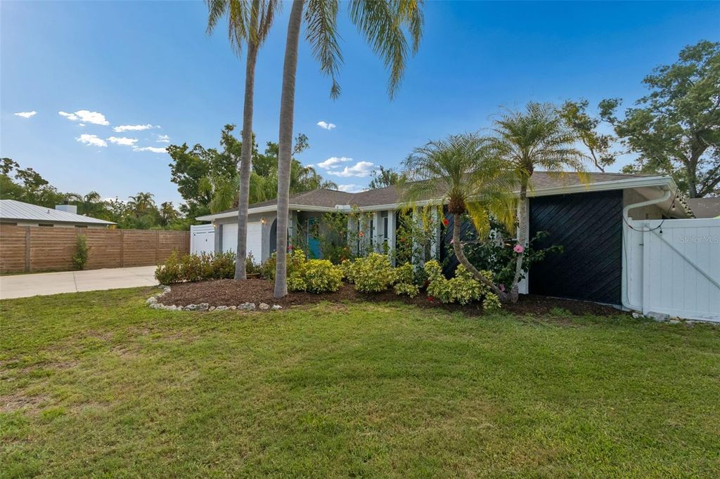 Image 55 of property listing at 4323 PINE MEADOW TERRACE, Sarasota, FL 34233