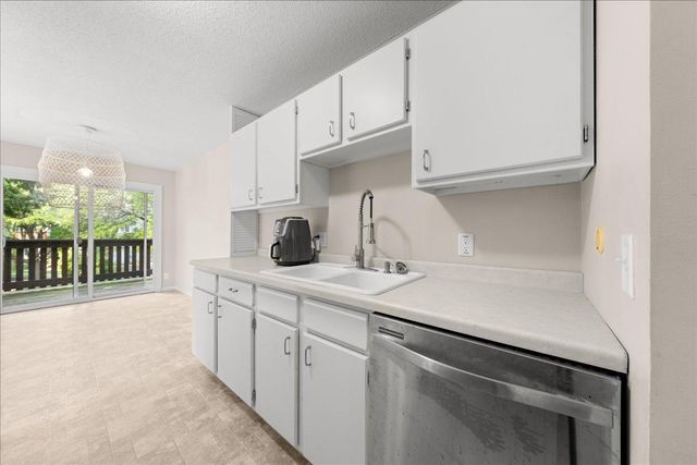 4836 Grenwich Trail N, Oakdale, MN 55128