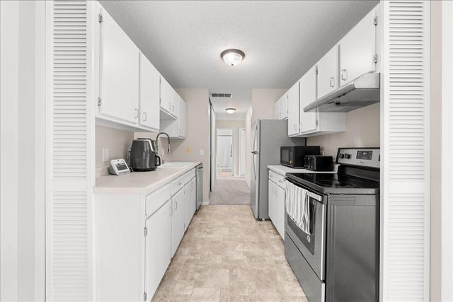 4836 Grenwich Trail N, Oakdale, MN 55128
