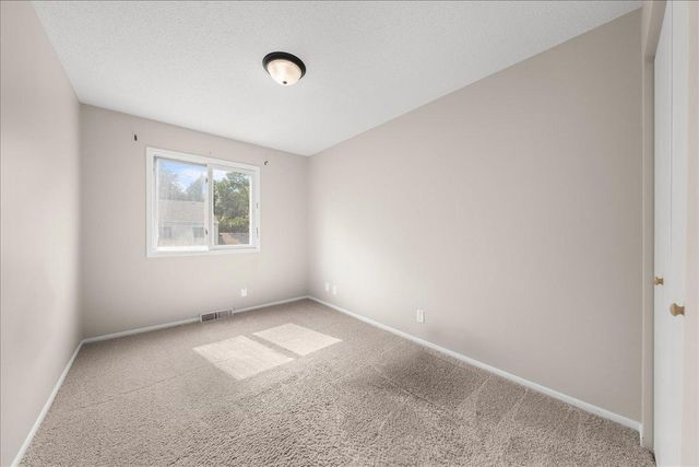 4836 Grenwich Trail N, Oakdale, MN 55128