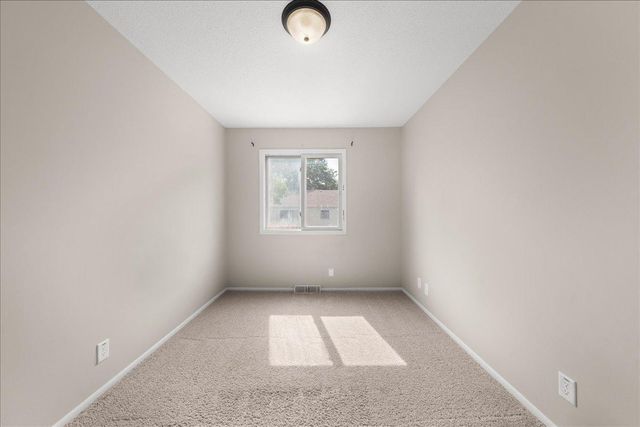4836 Grenwich Trail N, Oakdale, MN 55128