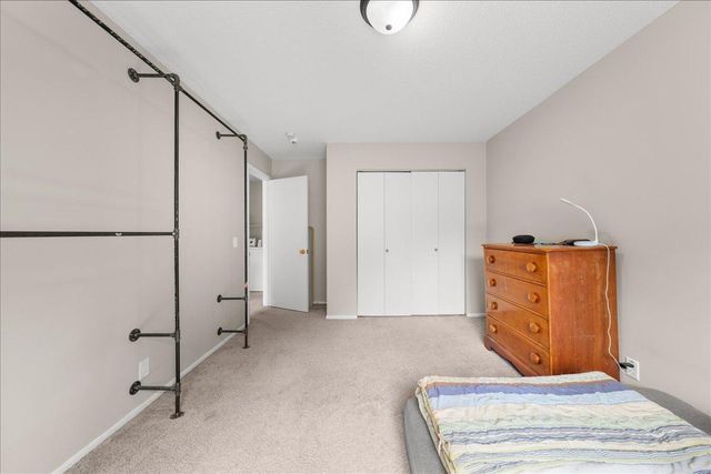 4836 Grenwich Trail N, Oakdale, MN 55128