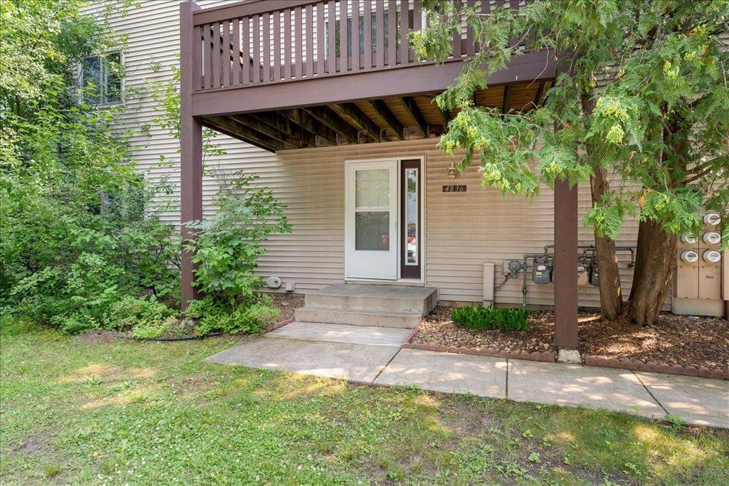 4836 Grenwich Trail N, Oakdale, MN 55128
