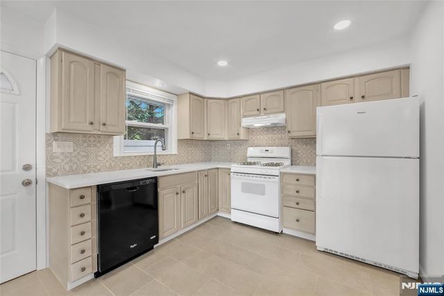 203 Snedeker Place, Northvale, NJ 07647