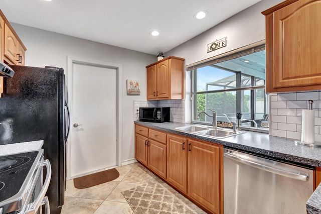 577 SW 24th Avenue, Boynton Beach, FL 33435