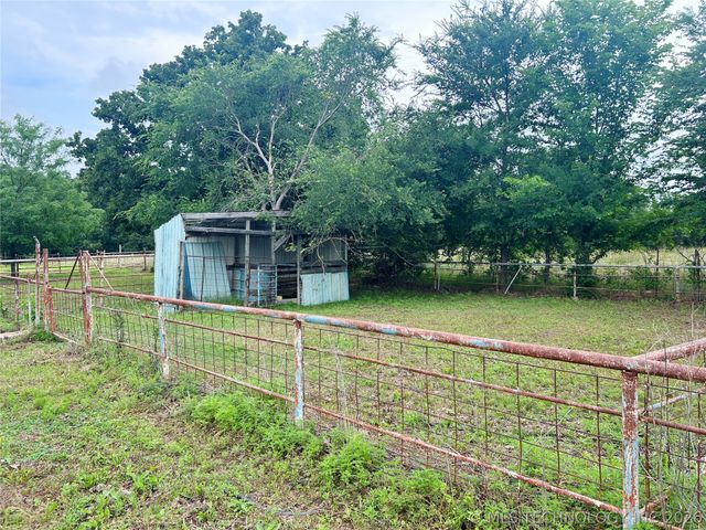 8786 Coconut Lane, Henryetta, OK 74437