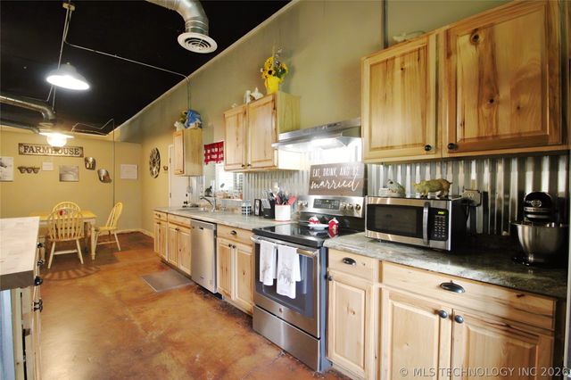 8786 Coconut Lane, Henryetta, OK 74437