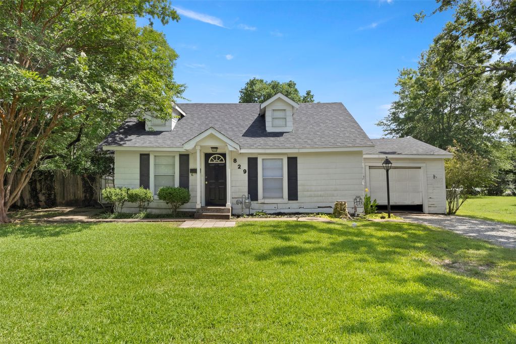 829 W 9th Street, Bonham, TX 75418