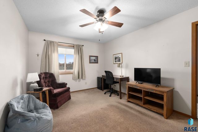 1117 S Newport Pl Place, Sioux Falls, SD 57106