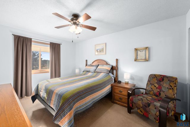 1117 S Newport Pl Place, Sioux Falls, SD 57106