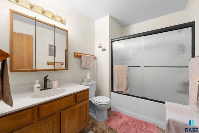 1117 S Newport Pl Place, Sioux Falls, SD 57106