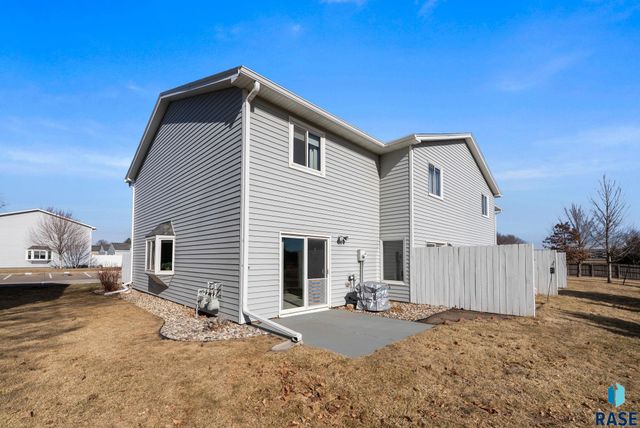 1117 S Newport Pl Place, Sioux Falls, SD 57106