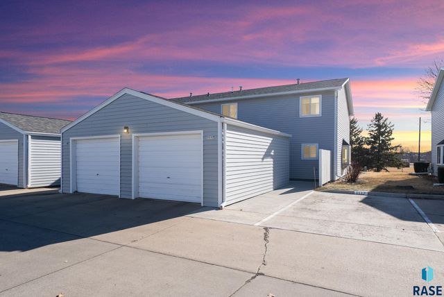 1117 S Newport Pl Place, Sioux Falls, SD 57106