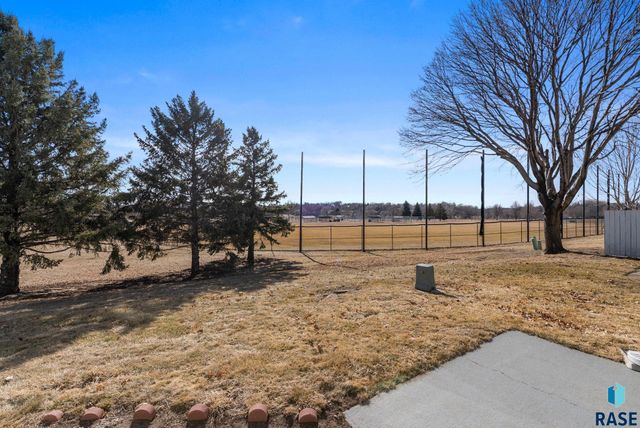 1117 S Newport Pl Place, Sioux Falls, SD 57106