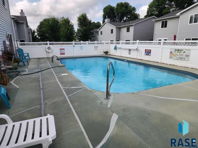 1117 S Newport Pl Place, Sioux Falls, SD 57106