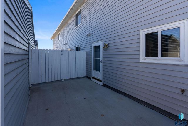 1117 S Newport Pl Place, Sioux Falls, SD 57106