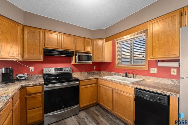 1117 S Newport Pl Place, Sioux Falls, SD 57106