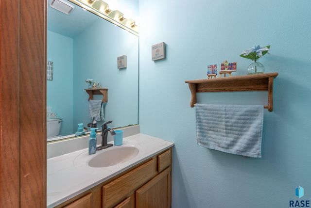 1117 S Newport Pl Place, Sioux Falls, SD 57106