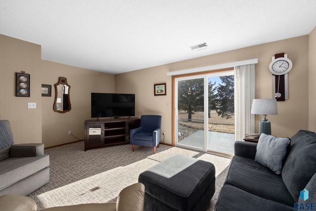 1117 S Newport Pl Place, Sioux Falls, SD 57106