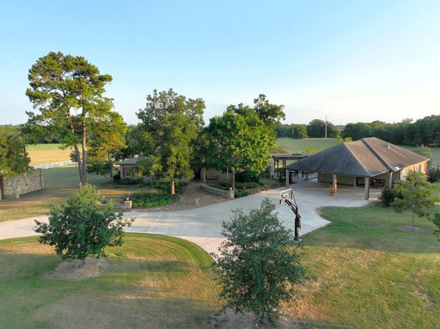 7940 Minarcik Road, New Ulm, TX 78950