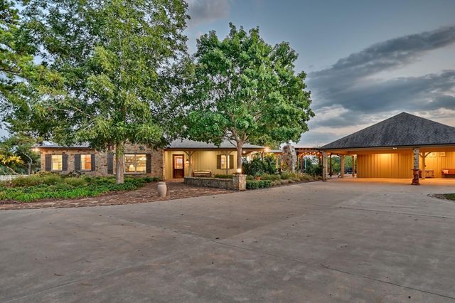 7940 Minarcik Road, New Ulm, TX 78950