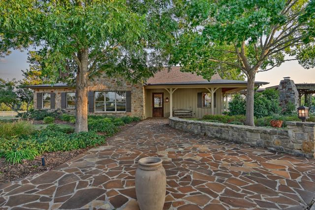 7940 Minarcik Road, New Ulm, TX 78950