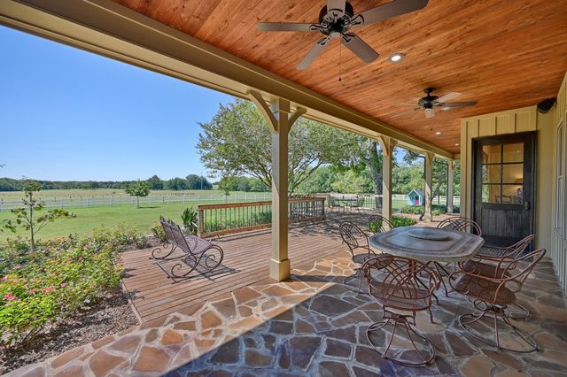 7940 Minarcik Road, New Ulm, TX 78950