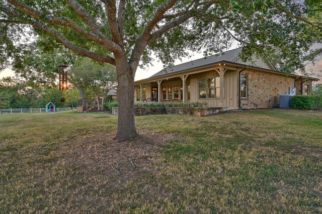 7940 Minarcik Road, New Ulm, TX 78950