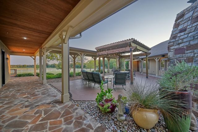 7940 Minarcik Road, New Ulm, TX 78950