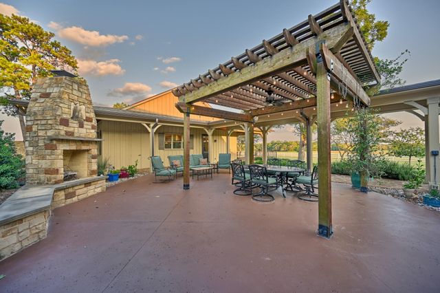 7940 Minarcik Road, New Ulm, TX 78950