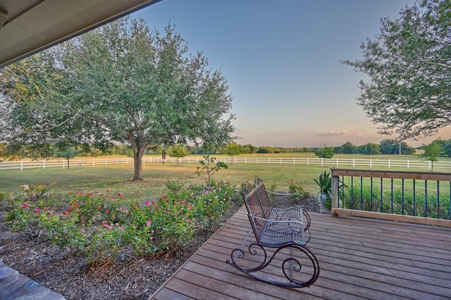 7940 Minarcik Road, New Ulm, TX 78950