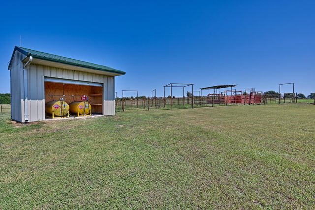 7940 Minarcik Road, New Ulm, TX 78950