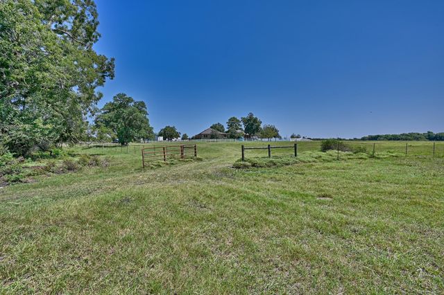 7940 Minarcik Road, New Ulm, TX 78950