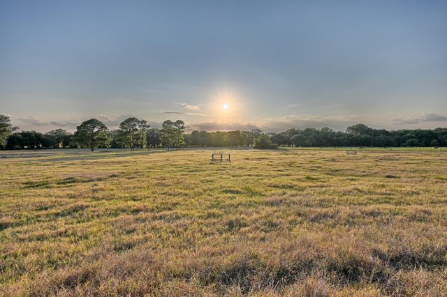 7940 Minarcik Road, New Ulm, TX 78950