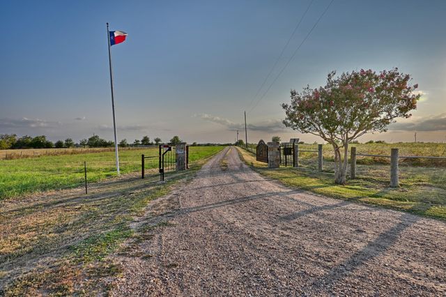 7940 Minarcik Road, New Ulm, TX 78950