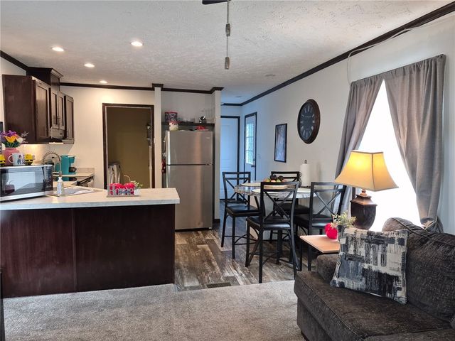 27 Manor Dr, Smith, PA 15019