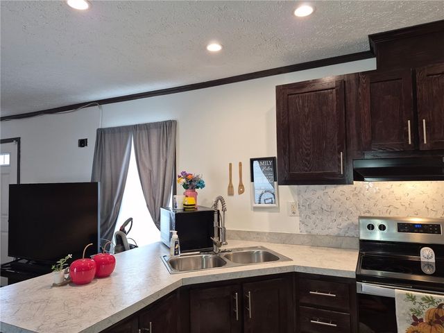 27 Manor Dr, Smith, PA 15019