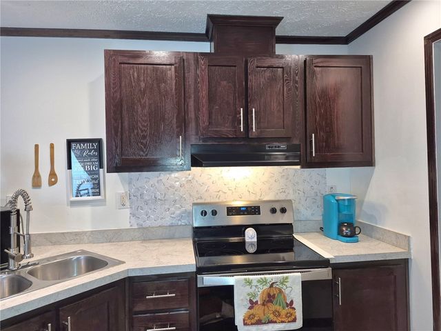 27 Manor Dr, Smith, PA 15019