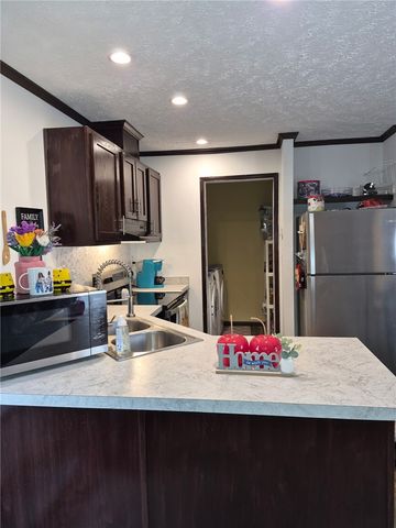 27 Manor Dr, Smith, PA 15019
