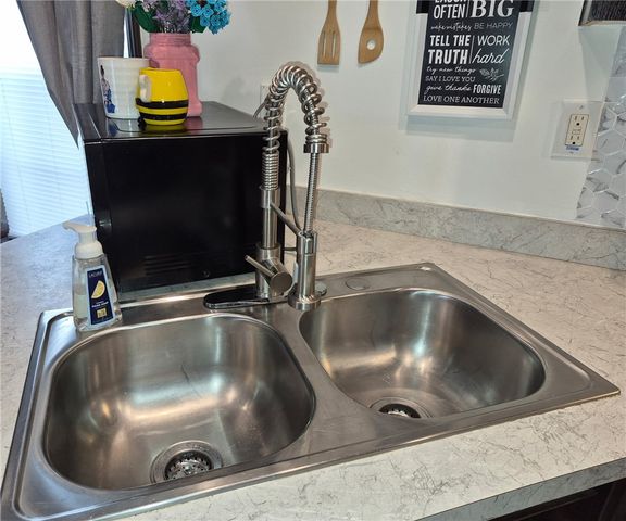 27 Manor Dr, Smith, PA 15019