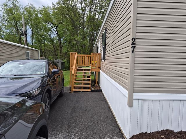 27 Manor Dr, Smith, PA 15019