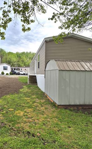 27 Manor Dr, Smith, PA 15019