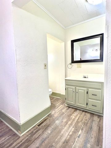 906 E Cale Street, Monett, MO 65708