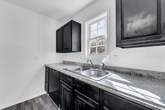 2105 N Elizabeth Avenue, Springfield, MO 65803