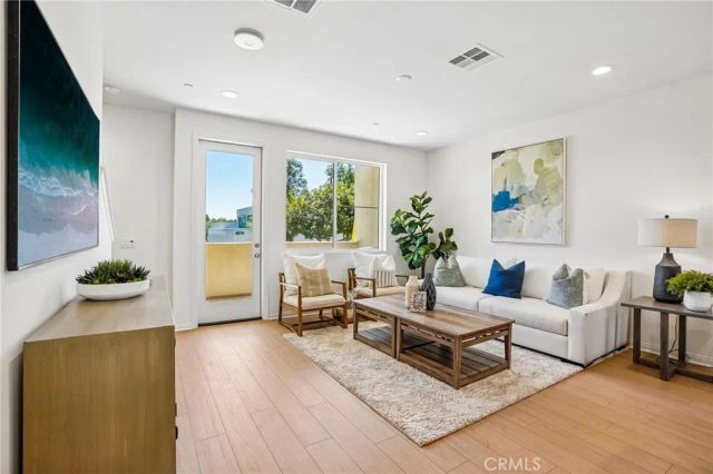 5876 Linden Ave Avenue 9, Long Beach, CA 90805
